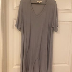 Basic tunic to layer or wear alone.